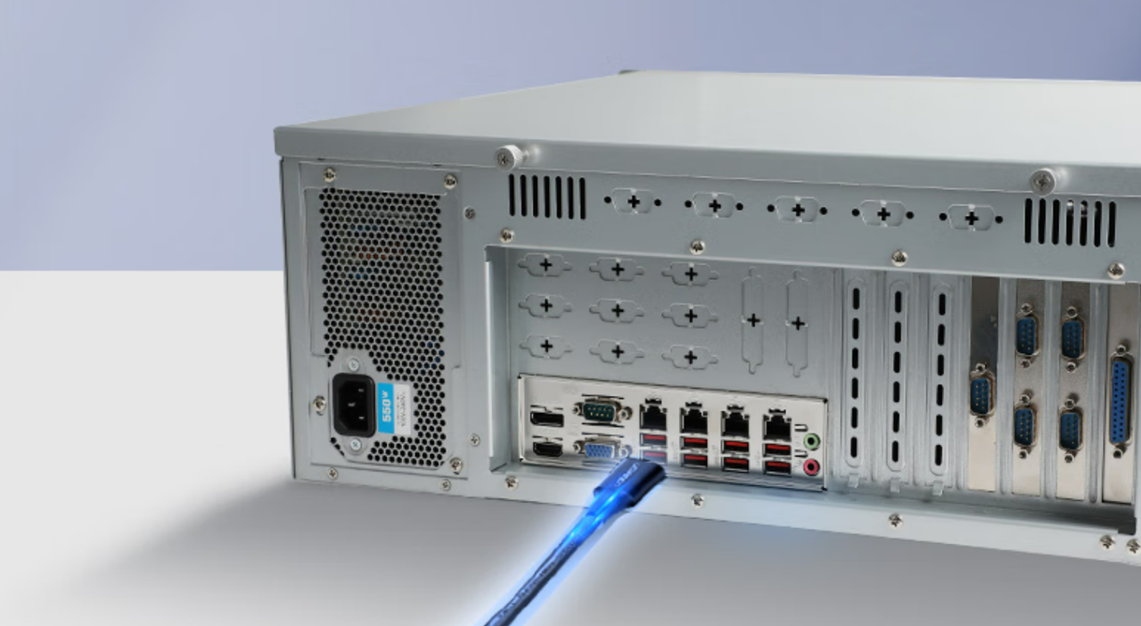 該設(shè)備板載7個(gè)PCIe插槽——1個(gè)PCIe*16（Gen15）或2個(gè)PCIe*8（Gen5），1個(gè)PCIe*1，4個(gè)PCI*4。