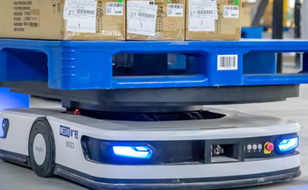 AMR作為一種具有自主感知、路徑規(guī)劃和避障等核心技術(shù)的移動(dòng)機(jī)器人技術(shù)，它們能夠在不同的環(huán)境中自主移動(dòng)并執(zhí)行各種任務(wù)。